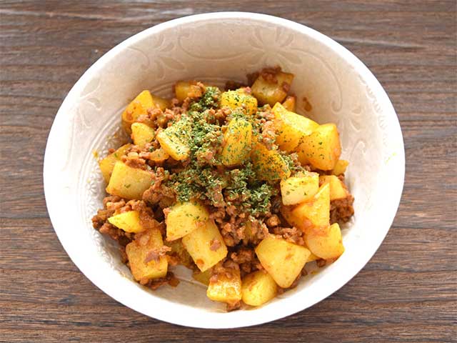 新じゃがとひき肉のカレー炒め