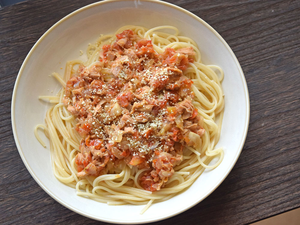 ツナとトマトソースのパスタ