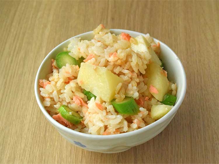 新じゃがと塩鮭のバターごはん