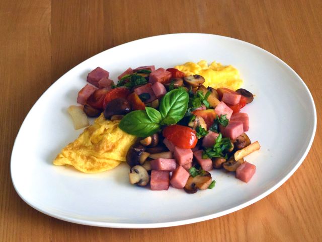 マッシュルームとにんにくたっぷりのオムレツ