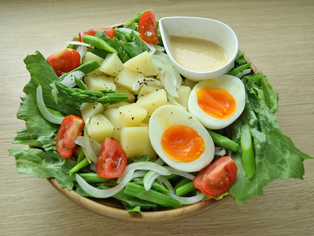新じゃがいもとアスパラガスのグリーンサラダ